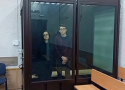 За стеклом: 15 и 13 лет – студенты ЛНР попали в «аквариум» правосудия