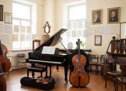 Живущие без света, воды и тепла сватовцы получили музыкальные инструменты в ЛНР 