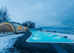 Волшебная зима в «Станции Морской»: парящие бассейны, домики и жаркие сауны