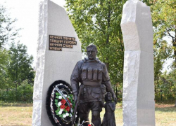 В Свердловске ЛНР открыли памятник защитникам Донбасса