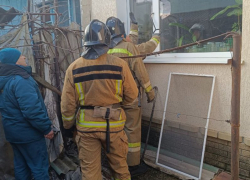 Упавшую 89-летнюю старушку вызволили из запертого дома спасатели в Славяносербске ЛНР