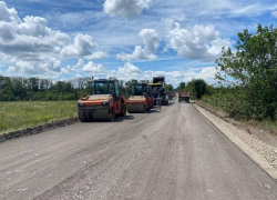 Дорожники продолжают ремонт трассы от Луганска до Донецка 