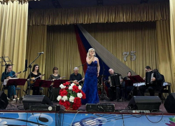 Артисты Луганской филармонии устроили праздник в Хрящеватом к Дню народного единства