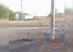 В ЛНР два 10-летних мальчика на электросамокате врезались в столб