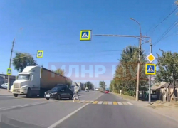 Ехал зигзагами и чуть не сбил пешехода: в соцсети попало видео с луганским нарушителем 