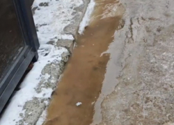 Луганские дома уже месяц страдают от зловония: канализация замерзла, службы не реагируют