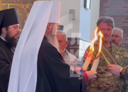 В Луганск доставили Благодатный огонь из Храма Гроба Господня в Иерусалиме