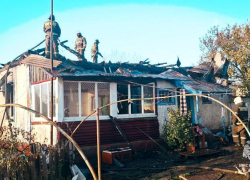 В Таловом ЛНР пожар охватил дом, спасатели отбили пламя от хозпостроек