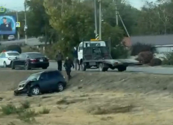 Автомобиль слетел с трассы после суровой аварии в Луганске