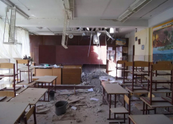 В Луганске к концу лета восстановят школу, разрушенную обстрелами