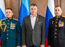 Звезды Героев: Леонид Пасечник наградил выдающихся офицеров ко Дню ЛНР