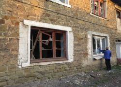 В Стаханове ЛНР после обстрела ВФУ повреждено 13 домов и школа искусств