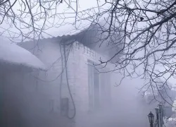 Спасатели МЧС отстояли дом в Свердловском районе ЛНР от крупного пожара