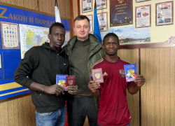 Сражавшиеся в ЛНР на СВО уроженцы Гамбии получили российские паспорта 