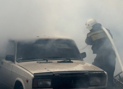 В Луганске полностью сгорели четыре автомобиля