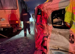 В автобус с детьми на высокой скорости врезался автомобиль в Ровеньках ЛНР