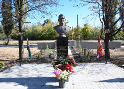 В Золотом ЛНР открыли бюст Героя России Дамира Исламова