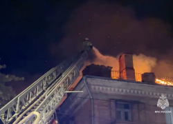 В Луганске потушили крупный пожар на крыше жилого дома