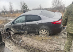 Полицейские спасли пенсионеров, застрявших на размытой дороге Каменобродского района Луганска