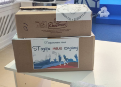 Жители ЛНР вновь передали военным теплые вещи