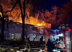 В Стандартном городке Луганска загорелся двухэтажный деревянный дом 