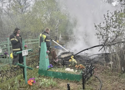 В ЛНР загорелась могила на территории мемориального комплекса