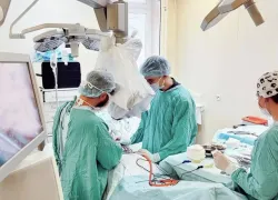 Врачи клиники Рошаля спасли луганского младенца с опухолью мозга