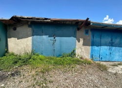 Стахановские воры взяли с собой в поход палатку, лебедку и дрель: в ЛНР обчистили гаражи