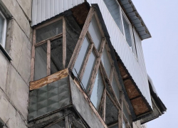 В доме на Алексеева в Луганске рама балкона может упасть на прохожих