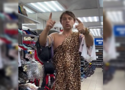 Видео с директором магазина из ЛНР в леопардовом наряде и с женскими трусами завирусилось в интернете