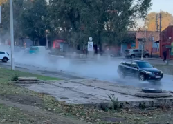 Алчевск: после старта отопления на дороге образовался пар