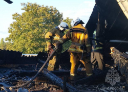 В Дзержинском ЛНР спасатели МЧС России отстояли дома от пламени