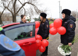 «Мамуля, помни: дома тебя очень ждут!»: луганское ГАИ поздравила женщин за рулем с Днем матери