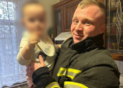 Полуторагодовалый ребенок оказался запертым в одной из квартир Луганска