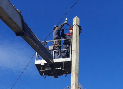 Энергетики выполняют замену ветхого электрооборудования в Красном Луче 