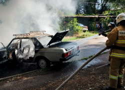 «Призрачный гонщик» в Луганске: спасатели обуздали огонь, охвативший авто