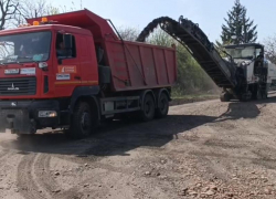 Более 7 тысяч километров изношенной дороги Свердловского района ЛНР восстанавливают ремонтники 