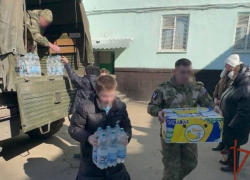 Росгвардейцы помогают эвакуированным из зоны боевых действий в ЛНР