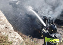 В ЛНР жарко даже автомобилям: спасатели МЧС потушили горящую «пятерку»