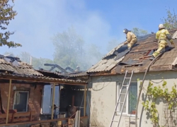 С огнем на крыше жилого дома боролись пожарные в Ровеньках