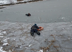 Провалившихся под лед девочек спасли в ЛНР: видео