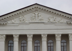 Скульптуры вновь украшают фасад ДК имени «Молодой гвардии» в Краснодоне ЛНР