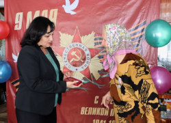 Узнице концлагеря из ЛНР вручили медаль к юбилею Победы