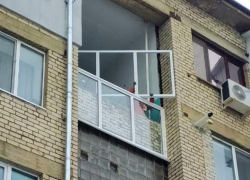 В многоквартирном доме Луганска заменили деформированные стеклоблоки 