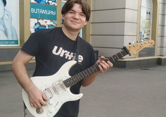 Будь как дома, путник: 19-летний юноша из Алчевска исполнил для «Блокнот Луганск» популярную мелодию