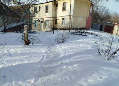 В Луганске люди сами вынуждены чистить снег