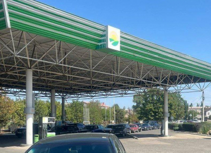 В ЛНР проблемы с поставками топлива: очереди на АЗС растут