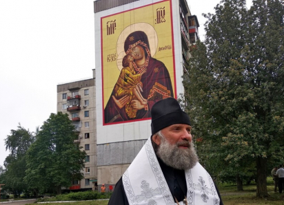 «Будет защищать город»: на фасад 9-этажного дома в Лисичанске нанесли мурал с изображением Донской иконы Божьей матери