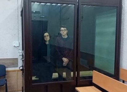 За стеклом: 15 и 13 лет – студенты ЛНР попали в «аквариум» правосудия