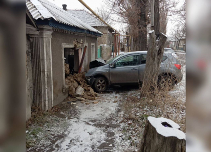 Заехал в гости: в Лутугинском районе ЛНР автомобиль влетел в частный дом